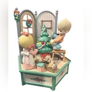 “Happy Holidays To You” Illuminated Action Musical plays “Deck The Halls”